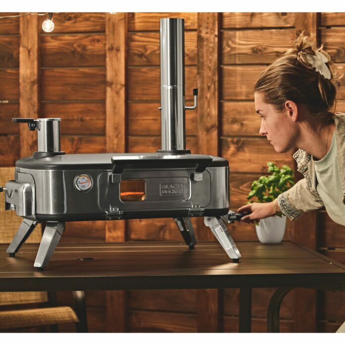 Black + Decker Vera Pizza Oven Cooking Pizza