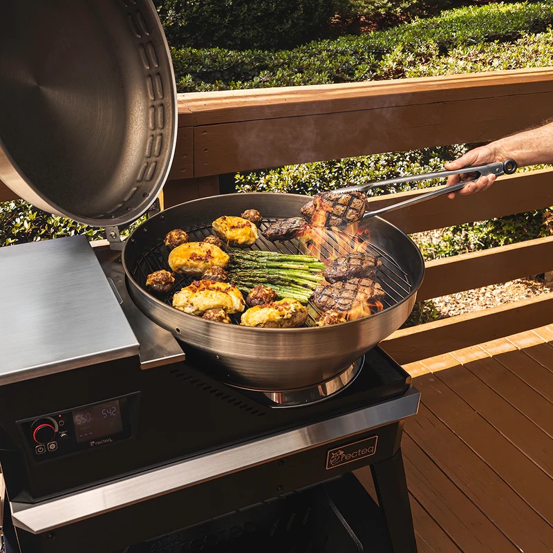 recteq Bulleye Deluxe 380BD Searing Steaks